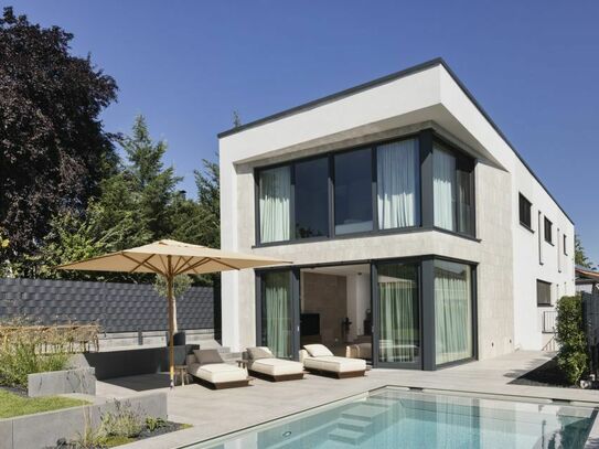 **SCHÖNER WOHNEN - Villa im Bauhaus-Stil mit Außenpool und luxuriöser Ausstattung**