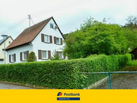 Freisehendes Einfamilienhaus mit großem Grundstück und viel Potential !!!<br />