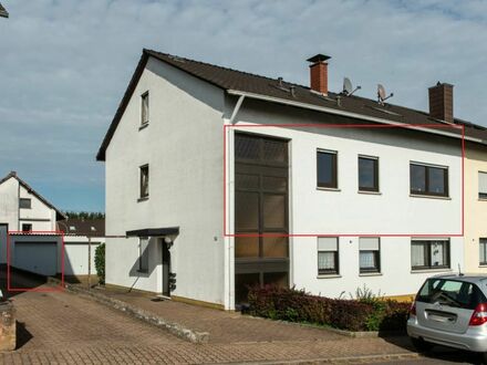 Charmantes Wohnen in kleiner Gemeinschaft: Obergeschosswohnung mit Balkon und Garage