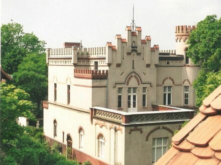 Historische Villenarchitektur im Stil einer mittelalterlichen Burg in Berlin-Zehlendorf zu verkaufen