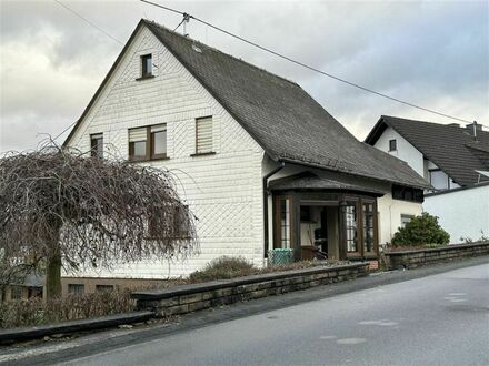 Hachenburg Stadt! Großes Wohnhaus, 3 Garagen, Areal von ca. 1.500 qm!