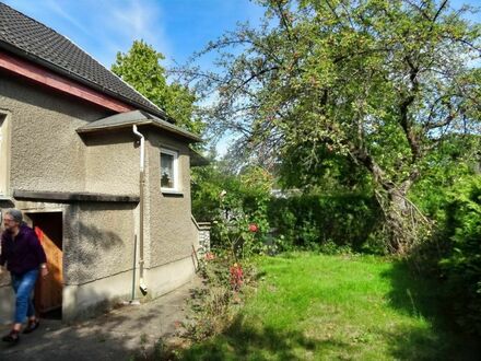 Kleines Haus und großes Grundstück suchen neue Liebhaber