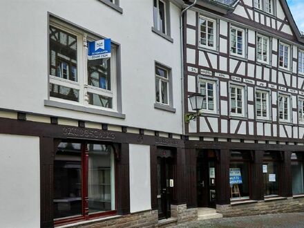 Linz/Rhein: 
Großzügiges Wohn-Geschäftshaus mit 2 Wohnungen und Ladenlokal in guter Geschäftslage.
