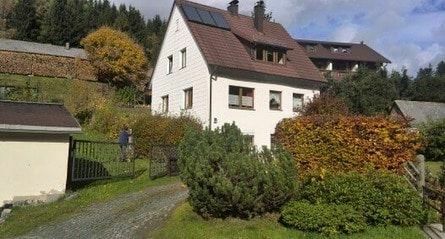 Zweifamilienhaus mit schönem Grundstück und Garage