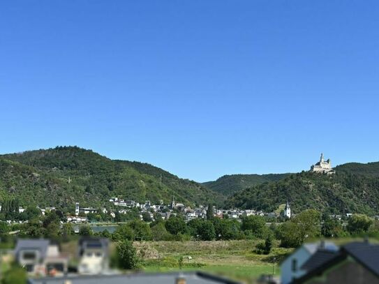 Panoramablick über das Rheintal: Charmante Dachgeschosswohnung mit Balkon-Highlight!