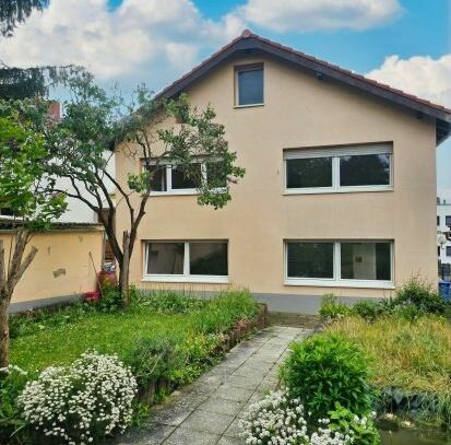 Lukratives Zweifamilienhaus mit großem Garten und Baugrundstück in ruhiger Lage