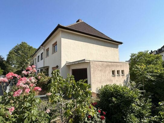 Hübsches Reihenendhaus in zentraler, aber ruhiger Lage mit Garage und kleinem Garten.