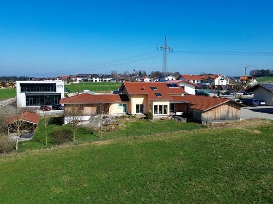 Vielseitiges Einfamilienhaus mit Gewerbeeinheit und Ausbaupotenzial in malerischer Lage von Schonstett