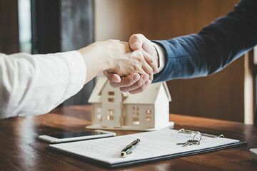 Handshake Vertrag_iStock-1069238348