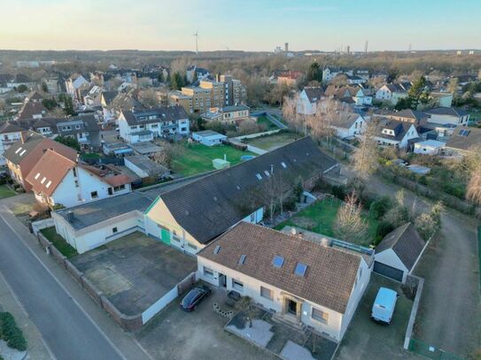 Halle mit 2-Familienhaus in verkehrsgünstiger Lage Wohnfläche ca. 239 m², Halle ca. 840 m²