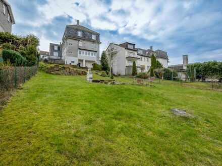 Atemberaubende Aussicht auf Wälder und Wiesen: Dreifamilienhaus mit schönem Gartengrundstück