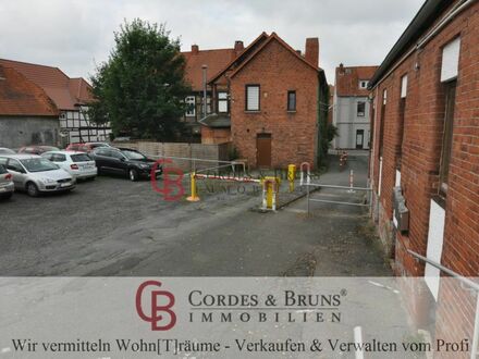 Parken an der Fußgängerzone von Verden auf dem mit einer Schranke gesichertem Gelände.