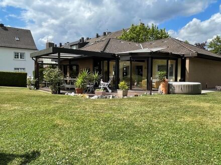 Gepflegter Bungalow mit Traumgrundstück mit Garage, 2 PKW- und einem Wohnmobilstellplatz!