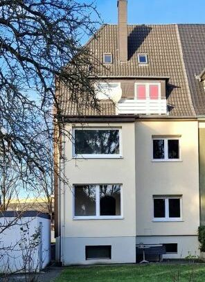 Dreifamilienhaus (DHH) aufgeteilt in 3 ETW - mit großem Gartengrundstück!