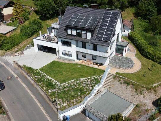 Blick über die Dächer von Kulmbach!
Saniertes Drei-Familien-Haus mit Wärmepumpe und Photovoltaikanlage