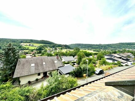 Unverbaubarer Panoramablick!
Großzügige 4-Zimmer-Wohnung im Dachgeschoss vor den Toren Kulmbachs