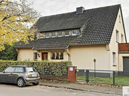 Frei stehendes Zweifamilienhaus im Dornröschenschlaf im Hildener Norden