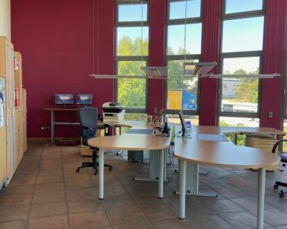 Modernes Büro- /Verwaltungsgebäude ca. 220 m² u. Lagerhalle ca. 600 m², Rampen, in 54552 Dockweiler