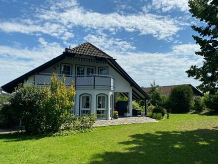 Idyllisches Grundstück mit gepflegtem Einfamilienhaus in schöner Hanglage mit Fernsicht