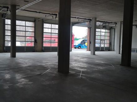 Hallenkomplex mit großen Rolltoren