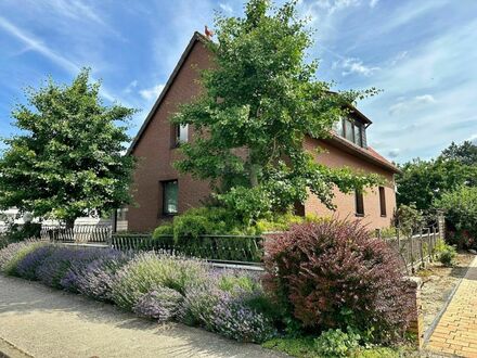 RUDNICK bietet GEPFLEGTES EINFAMILIENHAUS mit TRAUMGARTEN