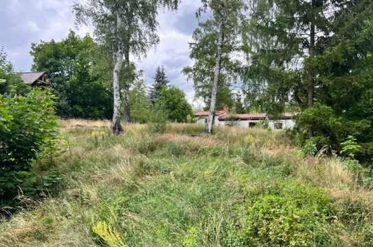 Baugrundstück mit Nebengebäude und ehemalige Baracke in Massivbauweise