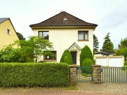 Freistehendes Einfamilienhaus mit Doppelgarage und großem Garten