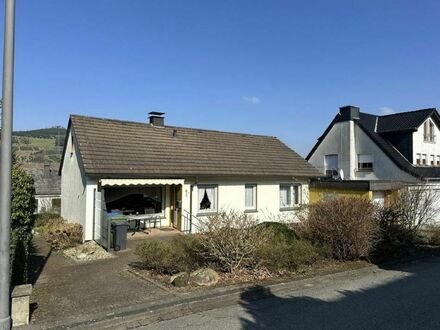 / Kleiner Bungalow mit Garage in Ortsrandlage!