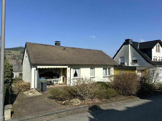 / Kleiner Bungalow mit Garage in Ortsrandlage!