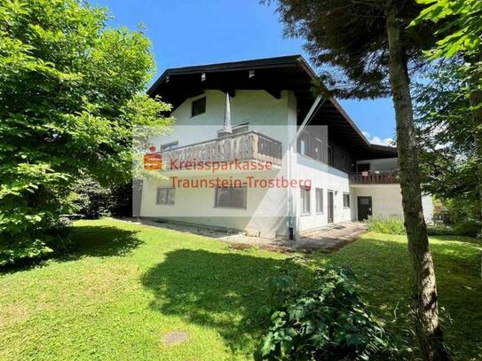 Dreifamilienhaus mit vielen Optionen<br />
Wohnen in den Chiemgauer Alpen in Bergen