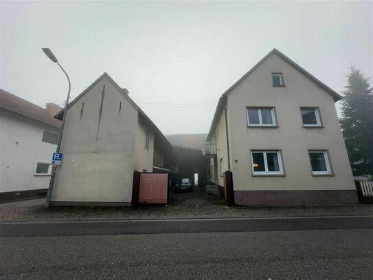 Ehemaliges bäuerliches Anwesen mit Nebengebäude.