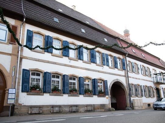 Historisches Anwesen mit stattlichem Haupthaus und diversen Nebengebäuden!