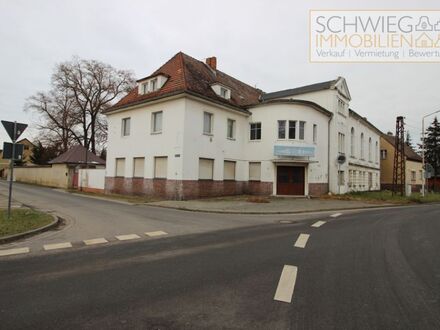 Saalgebäude mit großem Grundstück und Kegelbahn in Forst