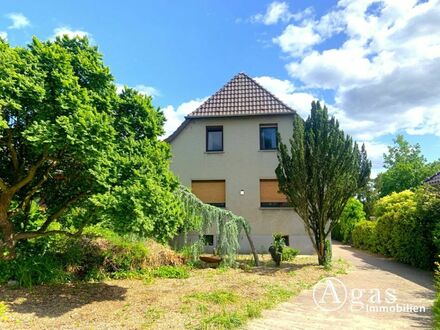 Schönes und gepflegtes Haus mit Sonnenterrasse und Garagengebäude auf großem Grundstück in Werder