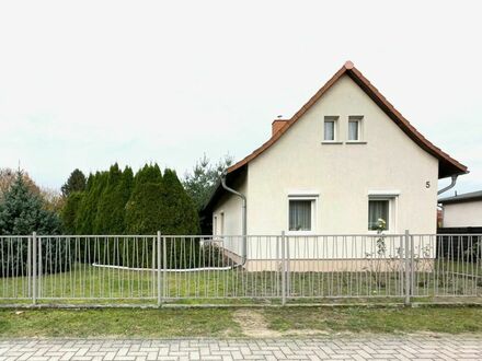 Erweiterungsfähiges Einfamilienhaus mit großzügigem Nebengelass in Hennickendorf!