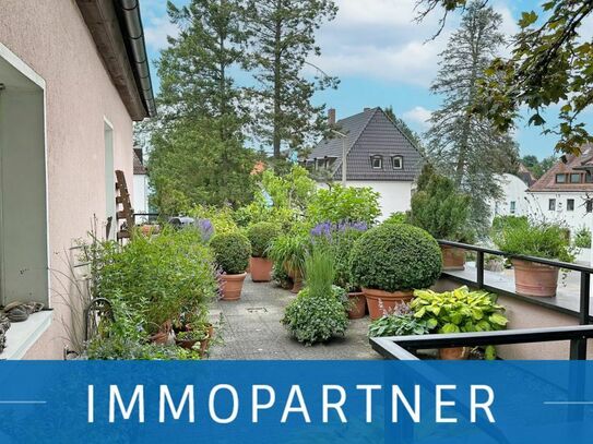 IMMOPARTNER - Altbauvilla mit großer Terrasse in Erlenstegen!