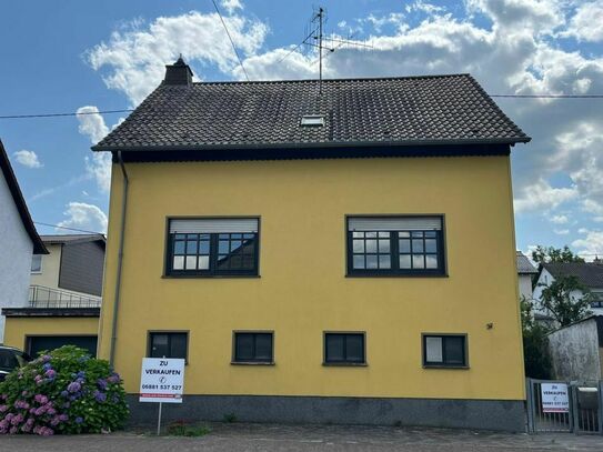 MERCHWEILER : Solides Einfamilienhaus mit GARAGE und pflegeleichtem GARTEN !