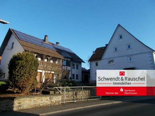 Zwischen Ort + Feldrand: 2 Wohnhäuser mit Gästehaus in Schotten-Burkhards