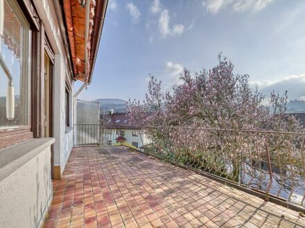 Naturnahes Reihenhaus mit tollem Balkon und Garage in Baden-Baden