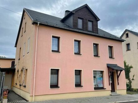 Stadthaus mit zwei Wohnungen und einem Laden