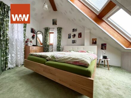 Wohlfühl-Garantie. 3 Zimmer auf 94 m².<br />
Außergewöhnlicher Schnitt mit Galerie.<br />
Sonnen-Balkon. Garage.