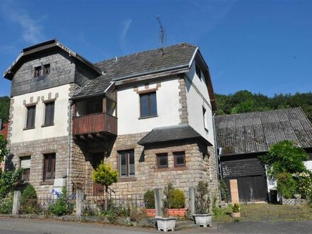 Denkmalgeschütztes Eifelbruchsteinhaus,massive Scheune und gepflasterter Innenhof