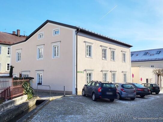 Nähe Stadtplatz! 
Renoviertes Stadthaus mit drei Wohneinheiten in zentraler Lage in Tittmoning!