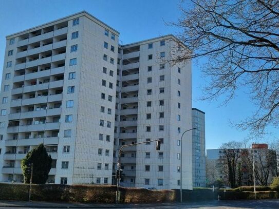 FREUNDLICHE VIER- BIS FÜNF- ZIMMER-WOHNUNG MIT LOGGIA UND AUFZUG