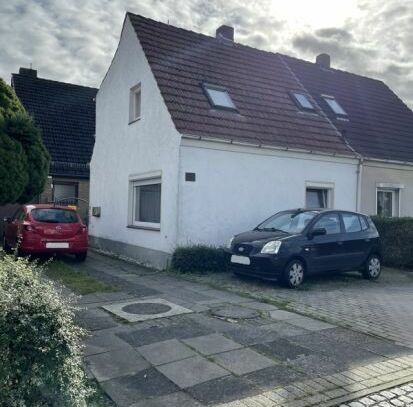 Grundstück mit Einfamilienhaus, Keller, Garten& Garage sowie kleiner Doppelhaushälfte zu verkaufen