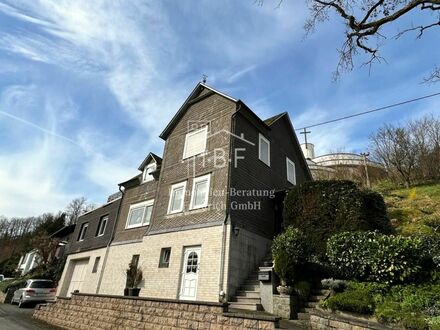 Gepflegtes Zweifamilienhaus mit sonnenverwöhnter Terrasse und großer Garage