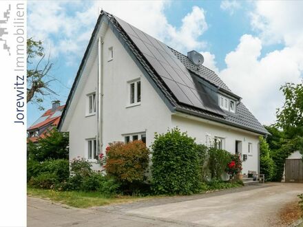 Bielefeld-Heepen: Saniertes und sonniges Einfamilienhaus mit Photovoltaikanlage und Baugrundstück