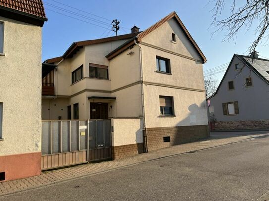 Beliebte Lage! Sanierungsbedürftiges Einfamilienhaus
auf Eckgrundstück im Zentrum von Walldorf.