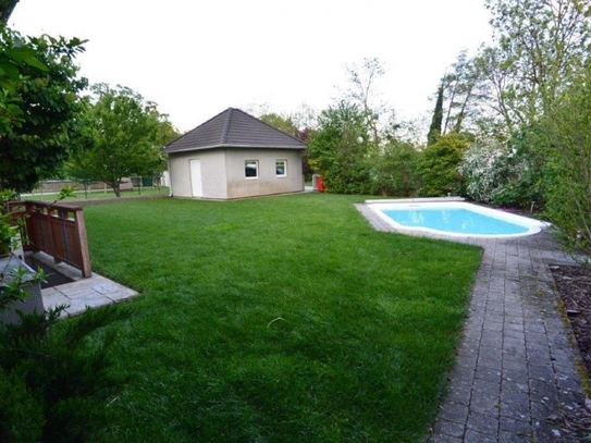 Großzügiges Einfamilienhaus mit 5 Zimmer inkl. Pool und schönen Garten auf ca. 670 m² Grund!