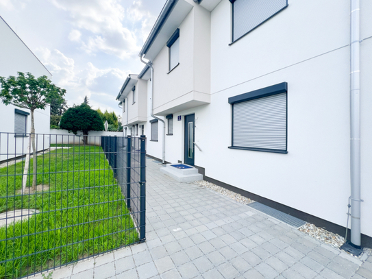 FIRST OCCUPANCY: ROW HOUSE WITH PV SYSTEM AND HIGH-QUALITY FITTED KITCHEN NEAR THE BATHING POND